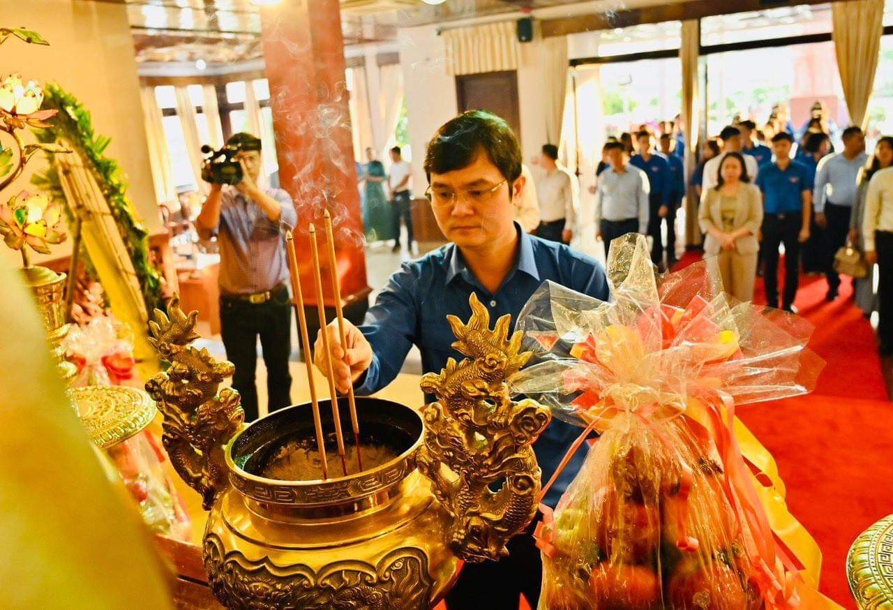 Bí thư Thứ nhất Trung ương Đoàn TNCS HCM Bùi Quang Huy thành kính dâng hoa, dâng hương tưởng niệm Chủ tịch Hồ Chí Minh. Ảnh: Báo Bình Thuận