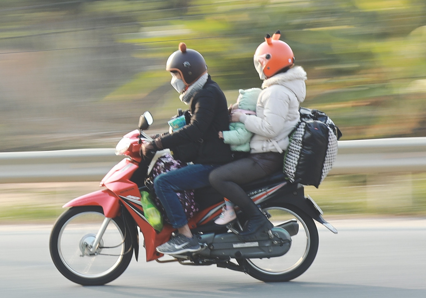 Lúc dừng chân nghỉ ven đường, chàng trai trẻ bắt gặp hình ảnh mọi người vội vã rời quê.