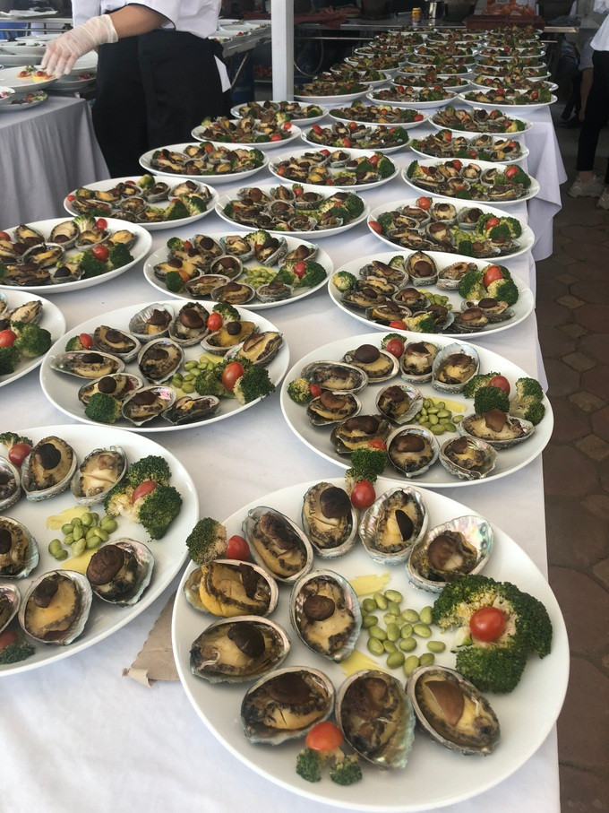 Đơn vị cung cấp đã chuẩn bị hơn 1.000 con bào ngư Hàn Quốc. Ảnh: Nhà hàng Hải sản Biển Đông Đơn vị cung cấp đã chuẩn bị hơn 1.000 con bào ngư Hàn Quốc. Ảnh: Nhà hàng Hải sản Biển Đông