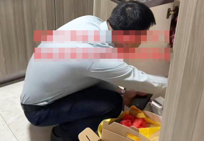 Chàng trai thu dọn đồ đạc sau khi chia tay.