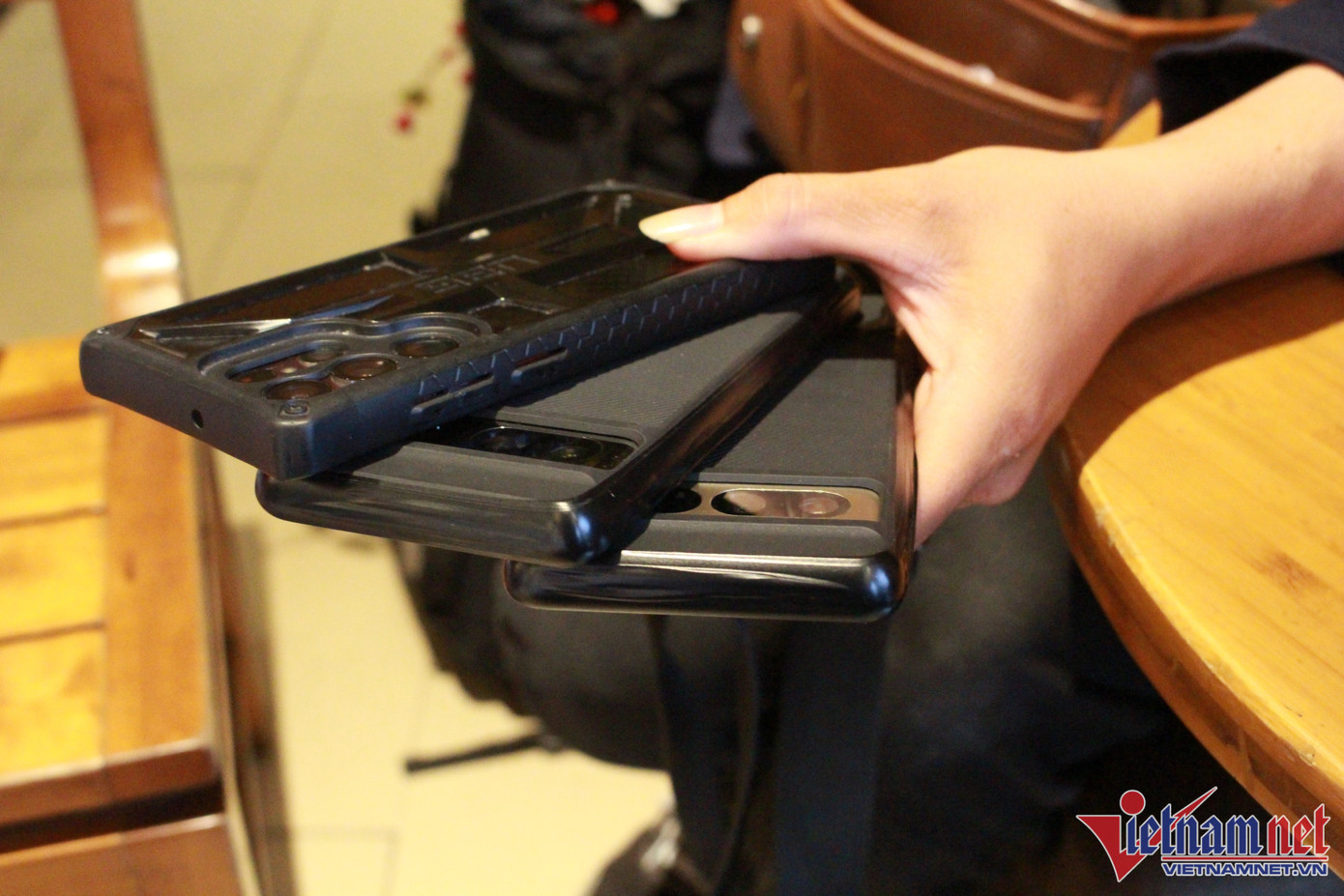 "Đồ nghề" của Hiển là những chiếc điện thoại có chức năng chụp ảnh sắc nét. Ảnh: Ngọc Lài. "Đồ nghề" của Hiển là những chiếc điện thoại có chức năng chụp ảnh sắc nét. Ảnh: Ngọc Lài.