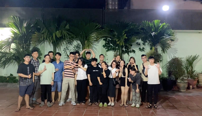 Tập thể T2 với 20/27 thành viên tham gia buổi họp lớp năm nay (Ảnh: NVCC).