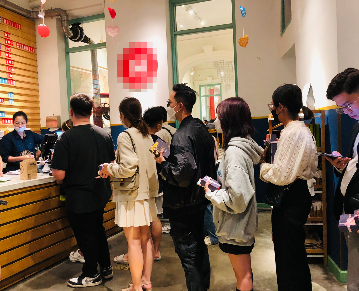 Tại một cửa tiệm chuyên bán socola trên phố Thợ Nhuộm (Hà Nội), tối 13/2, rất nhiều bạn trẻ xếp hàng dài mua socola tặng người yêu.