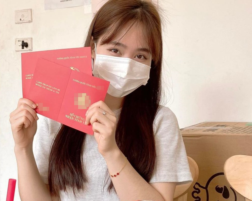 Bạn Lê Trang lĩnh sổ chứng nhận tình yêu.