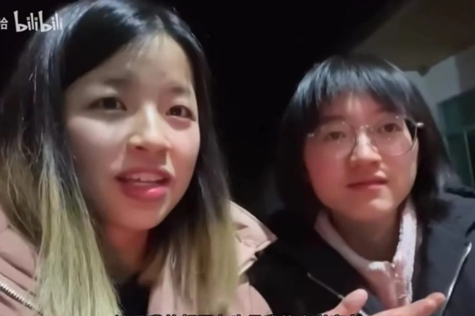 Wanwan (trái) và Chaochao nổi tiếng nhờ chia sẻ về thất bại của bản thân. Ảnh: bilibili.
