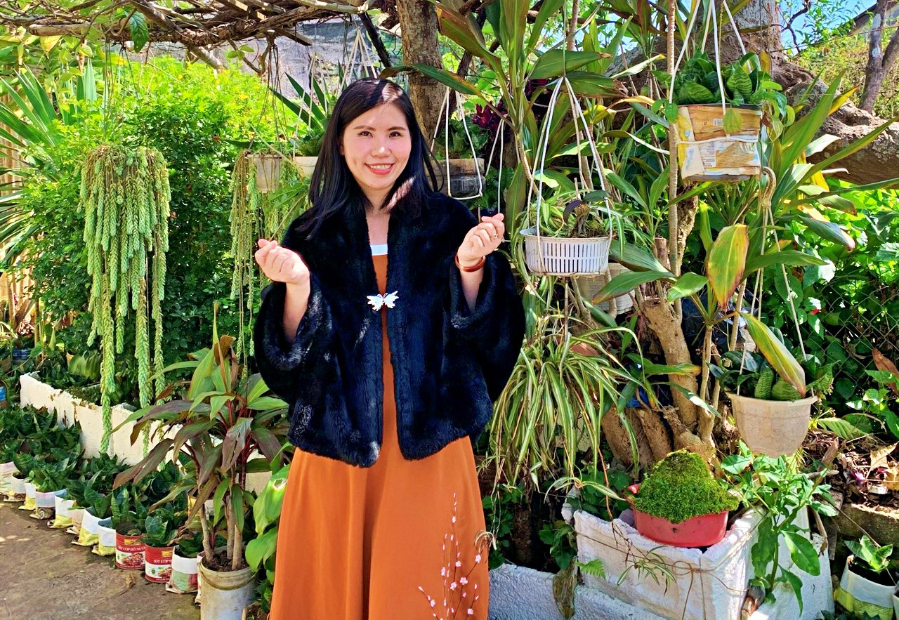 Ái Như trong khu vườn được trồng trên những món đồ tái sử dụng.