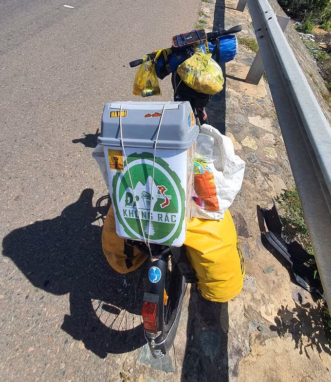 Người bạn đồng hành đặc biệt của Trần Việt Dương trong chuyến đi phượt bằng xe đạp vừa qua là chiếc thùng rác (Ảnh: NVCC)