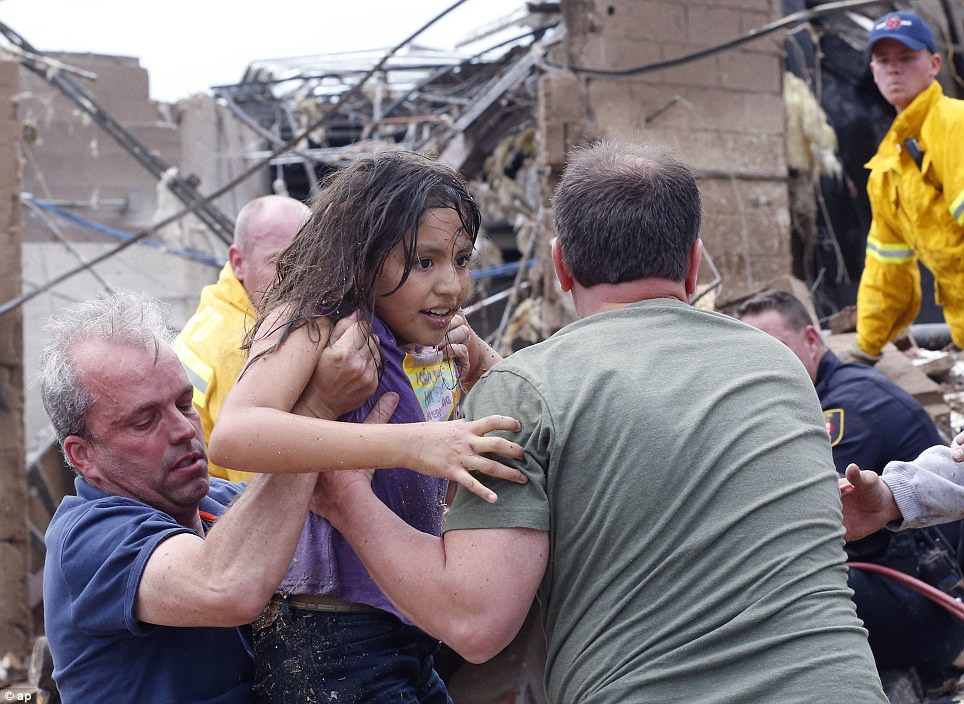 Lực lượng cứu hộ cứu nạn đang tăng cường đưa các nạn nhân bị mắc kẹt ra khỏi đống đổ nát