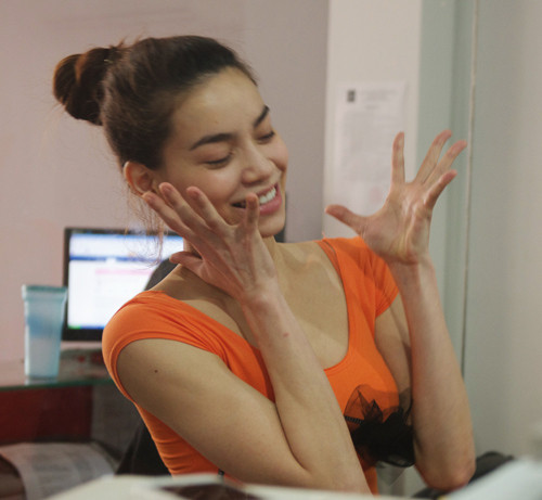 11 giờ, Hà đã có mặt tại nhà ca sĩ Nam Khánh để luyện thanh. Lịch luyện thanh của Hà được duy trì đều đặn mỗi ngày