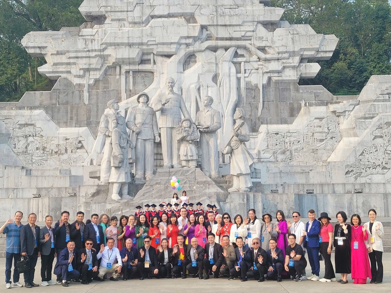 Đoàn kiều bào thăm Khu di tích Quốc gia đặc biệt Tân Trào Đoàn kiều bào thăm Khu di tích Quốc gia đặc biệt Tân Trào