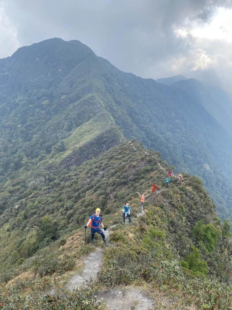 "Sống lưng khủng long" trên đỉnh Tà Xùa "Sống lưng khủng long" trên đỉnh Tà Xùa