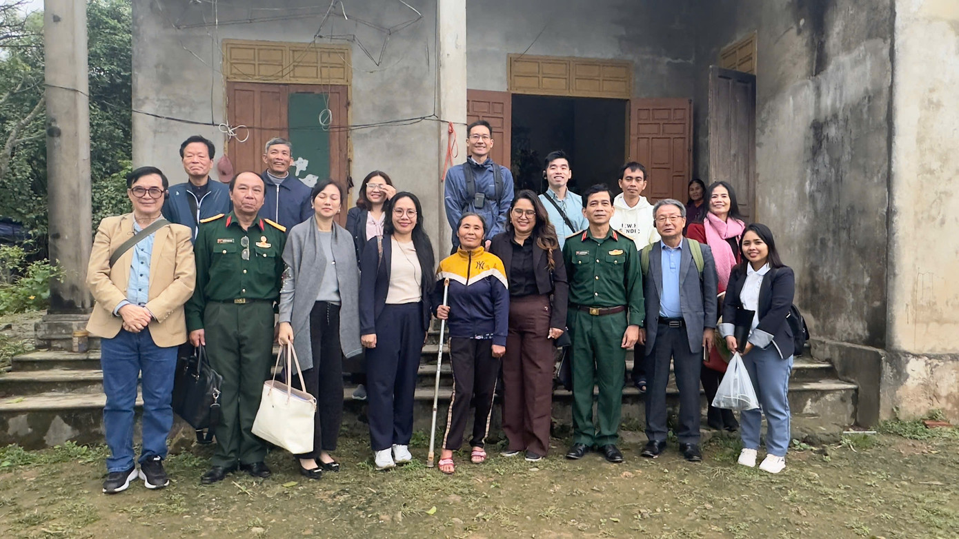 Đoàn công tác tặng quà nạn nhân bom mìn sau chiến tranh. Đoàn công tác tặng quà nạn nhân bom mìn sau chiến tranh.