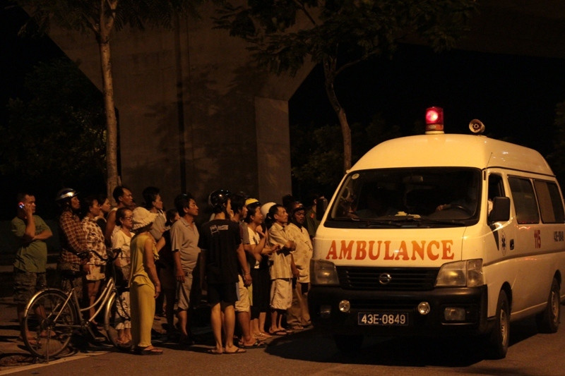 Ô tô tông 3 người văng khỏi cầu Thuận Phước ảnh 5