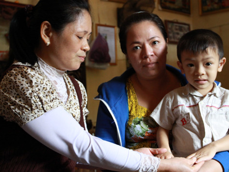 Gia đình cháu Lý Quang Thảo (5 tuổi, bị ung thư máu) nói rằng, cháu khỏe dần sau khi nghe bà Tranh (bên trái) hát. Ảnh: MĐ. Gia đình cháu Lý Quang Thảo (5 tuổi, bị ung thư máu) nói rằng, cháu khỏe dần sau khi nghe bà Tranh (bên trái) hát. Ảnh: MĐ