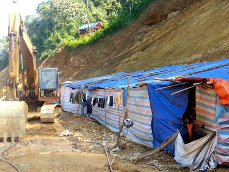 Nhân lực và máy móc tập kết tại công trường. Ảnh: PLXH. Nhân lực và máy móc tập kết tại công trường. Ảnh: PLXH