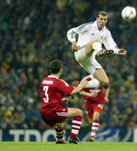 Zidane và một pha xử lý bóng trên không. Zidane và một pha xử lý bóng trên không