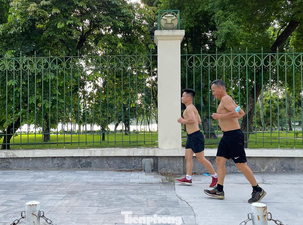Nhiều người tập thể dục chạy bên ngoài công viên Thống Nhất bất chấp lệnh cấm cùng với không đeo khẩu trang nơi công cộng.