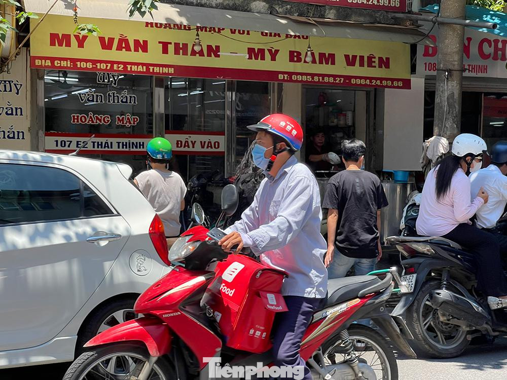 Các shiper được dịp bận rộn khi có chỉ thị của thành phố về bán hàng mang về