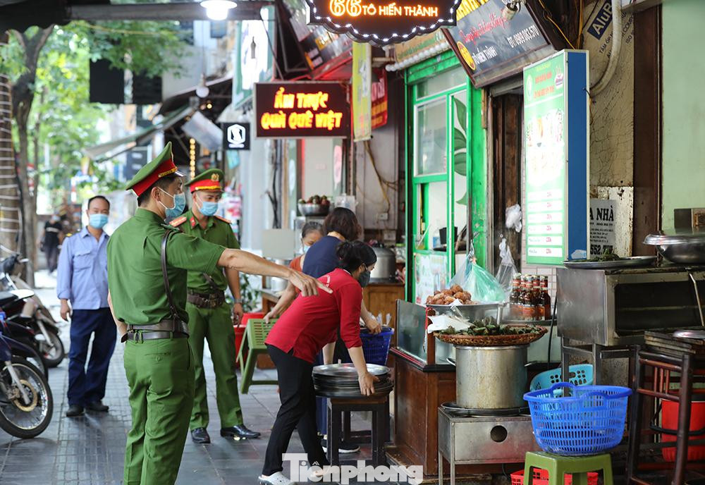 Vào 16h30 lực lượng công an phường Nguyễn Du phát loa thông báo cho các cửa hàng ăn uống sẽ thực hiện nghiêm chỉ thị của Thành phố trên tuyến phố Tô Hiến Thành và các tuyến phố khác thuộc quận Hai Bà Trưng.