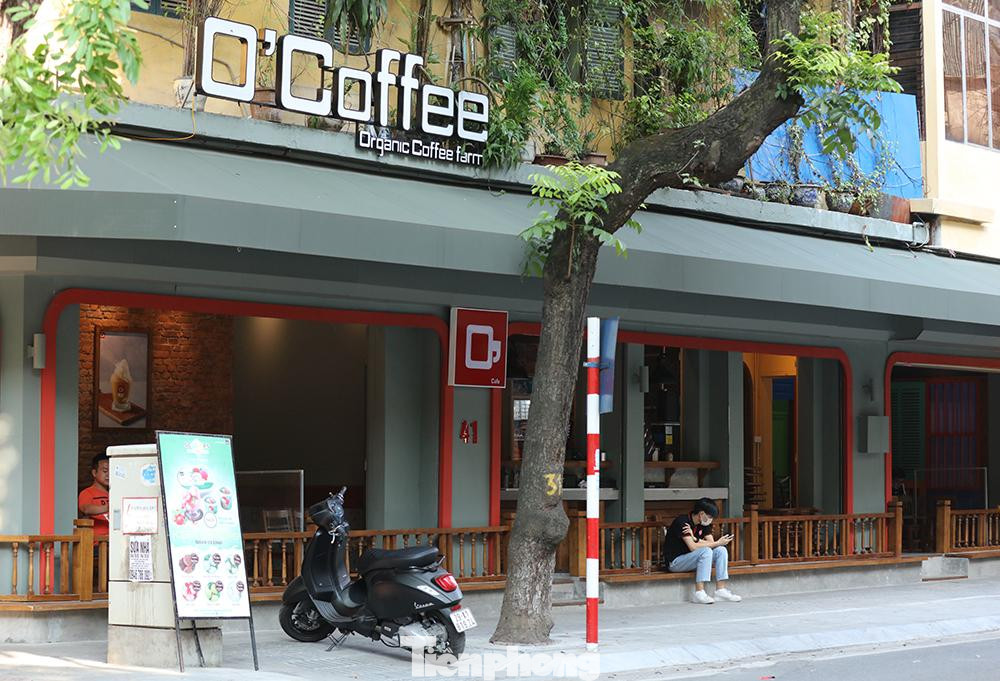 Một quán cà phê trên phố Triệu Việt Vương cũng có lác đác vài khách