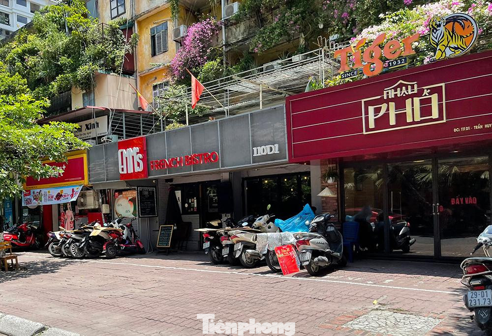 Hàng quán ăn trên phố Trần Huy Liệu cũng vắng khách vào chiều nay.