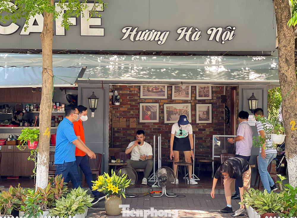 Một quán cà phê trên phố Trần Huy Liệu tranh thủ bán nốt hàng trong chiều ngày hôm nay