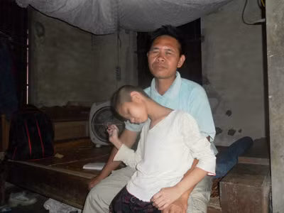 Anh Lục bị mù và cháu Hường bị bại não