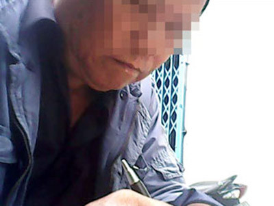 Ông Hai đang viết giấy thỏa thuận cho cháu. Ông Hai đang viết giấy thỏa thuận cho cháu