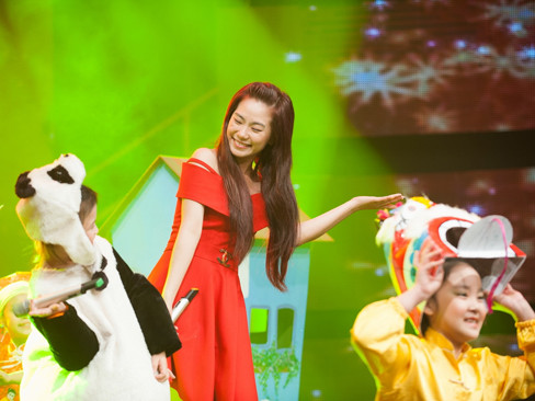 Lương Bích Hữu hát cặp với bé Băng Giang. Khi tham gia tập chương trình cô thấy bé nào cũng rất lanh lợi, thông minh và cũng rất “người lớn”