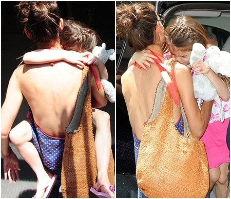 Katie gợi cảm với áo lưng trần