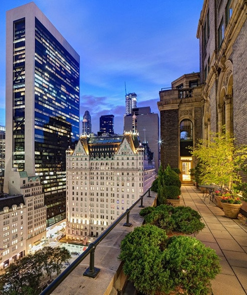 Sân thượng phía nam nhìn ra Plaza Hotel và Tòa nhà Empire State
