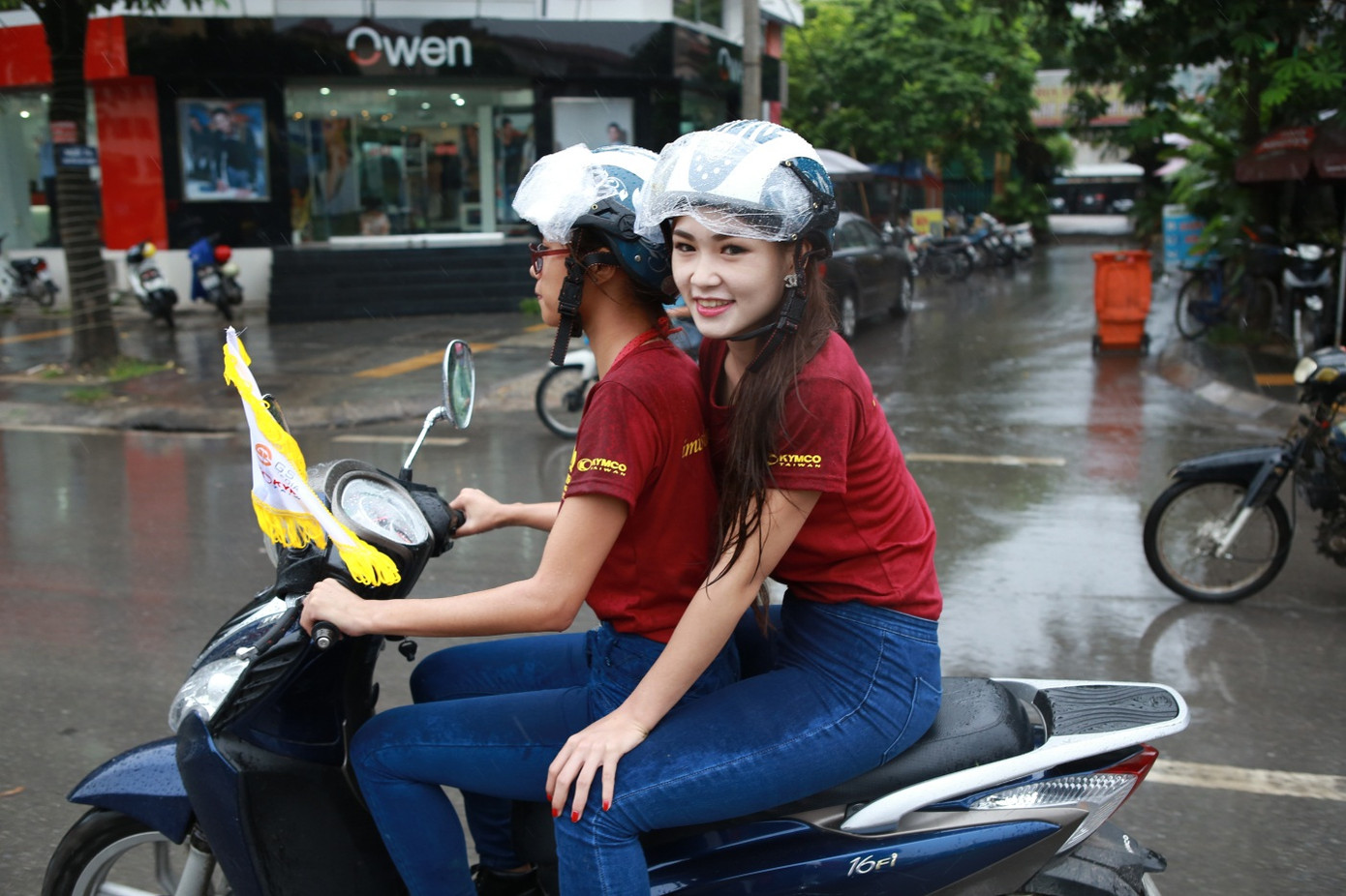 Thí sinh tham gia giao thông nghiêm túc