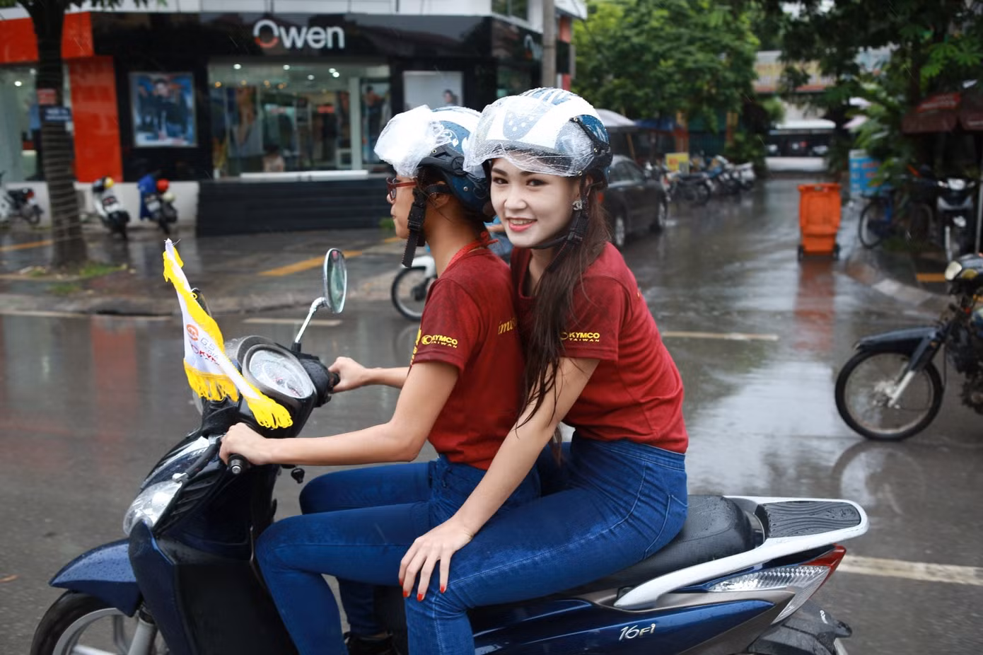 Thí sinh Phạm Thị Hà tươi tắn khi tham gia giao thông Thí sinh tham gia giao thông nghiêm túc