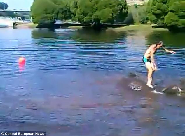 Rene đang nhảy múa trên lưng voi. Ảnh: Dailymail