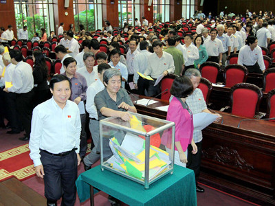 Các ĐBQH bỏ lá phiếu tín nhiệm tại Hội trường chiều 10/6/2013. Ảnh: Thắng Ngọc