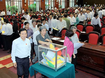 Các ĐBQH bỏ lá phiếu tín nhiệm tại Hội trường chiều 10/6/2013. Ảnh: Thắng Ngọc