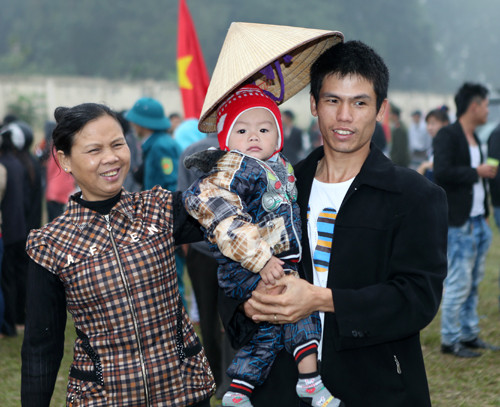 Cháu Đào Xuân Việt - 1 tuổi ở xã Chính Nghĩa được bà nội và bố đưa đến tiễn cậu lên đường nhập ngũ về Đoàn Nghi lễ 781