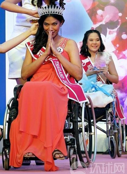 Người đẹp trong ảnh vinh dự nhận được vương miện Hoa hậu Xe lăn Thái Lan 2013 
