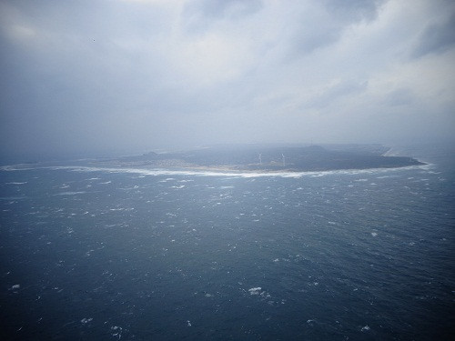 2. Sau gần 1 giờ bay trong thời tiết không thuận lợi, gió cấp 6 cấp 7, toàn cảnh đảo Phú Quý đã hiện ra phía xa. (Ảnh 2,3,4)