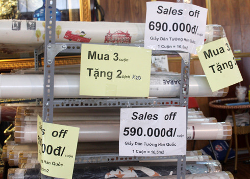 Trong tất cả các mặt hàng trưng bày và bán giảm giá, nội thất giảm giá mạnh nhất từ 10 đến 50%. Giấy dán tường Hàn Quốc được bán theo hình thức: mua giấy tặng kèm theo keo dán