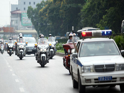 Đoàn xe biển xanh hộ tống Nick Vujicic tại Hà Nội