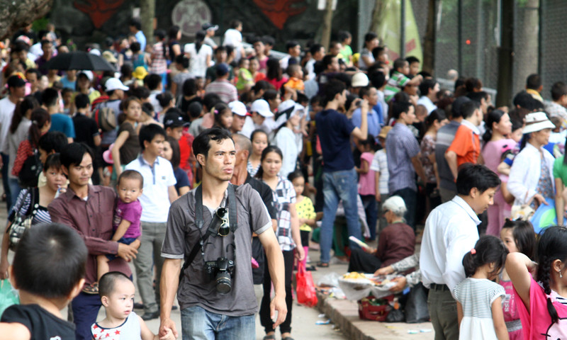 Công viên Thủ Lệ đông nghịt người dân đưa các bé đi chơi trong ngày 1-6