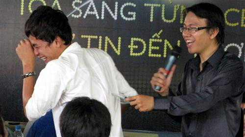 Chuyên viên tâm lý Đào Lê Hòa An (phải) đưa ra tình huống một bạn sinh viên bị tên cướp xe dùng dao khống chế. Ảnh: Thu Thảo