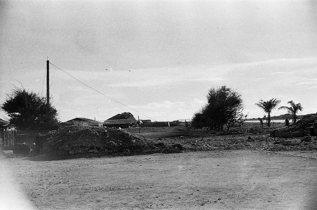 Trong hai ảnh trên có thể nhìn thấy một phần sân bay Trường Sa ta bắt đầu làm từ năm 1978