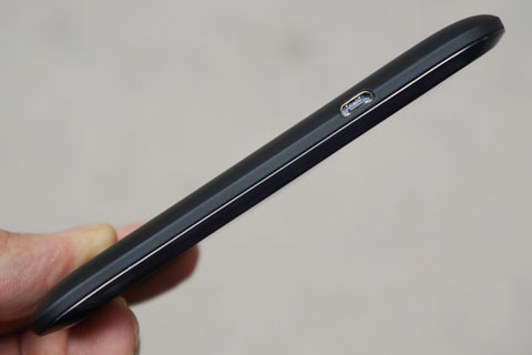 Rìa trái là cổng micro USB cắm sạc pin và kết nối máy tính