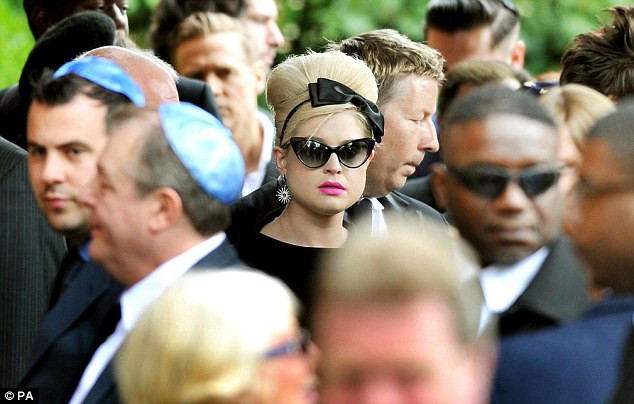 Nữ ca sĩ im lặng và có vẻ rất đau khổ khi tới dự đám tang của Amy