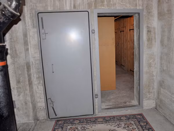 Cánh cửa hầm chống bom nguyên tử