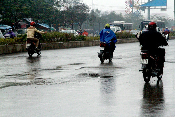 "ổ trâu", "ổ gà" trên mặt đường mới hoàn thiện cách đây chưa lâu.