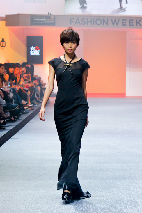 Mâu Thanh Thủy tự tin sải bước chuyên nghiệp không hề thua kém các người mẫu quốc tế trong show diễn chính thức của NTK Julien Fournié