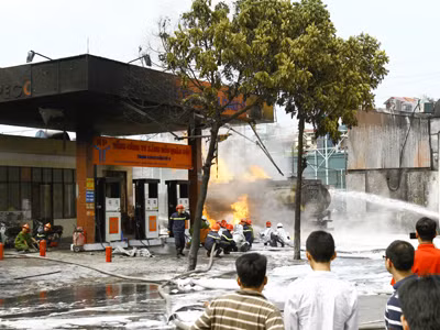 Có tới 9 chiến sỹ cảnh sát PCCC bị thương khi chữa cháy tại cây xăng Quân đội. Ảnh: Ngọc Châu